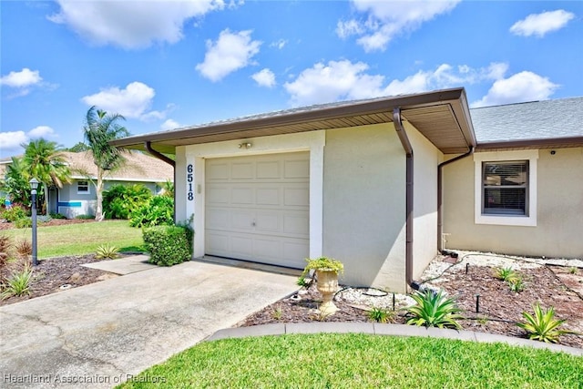 6518 Matanzas Dr, Sebring, FL 33872 - view of side of home with stucco siding, a garage, and concrete driveway