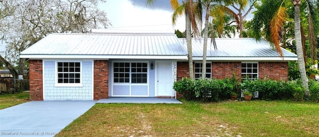 view of front of property featuring a front yard