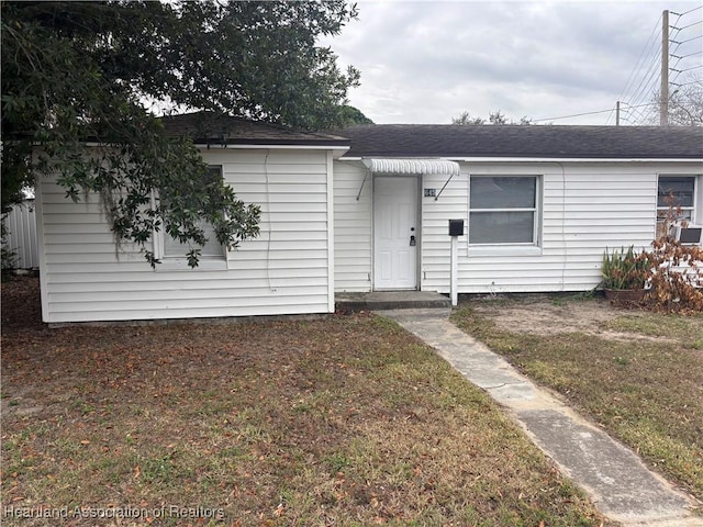 single story home with a front yard