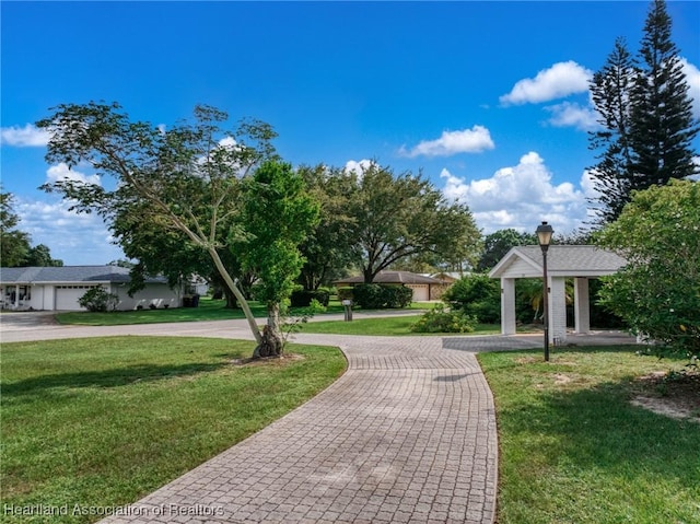 301 Sparrow Ave, Sebring, FL 33870 - surrounding community featuring a yard, curved driveway, and a gazebo