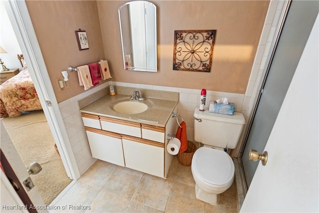 4869 Casablanca Cir Unit G22, Sebring, FL 33870 - bathroom featuring vanity, tile walls, tile patterned floors, and connected bathroom