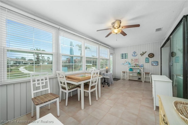 sunroom with ceiling fan