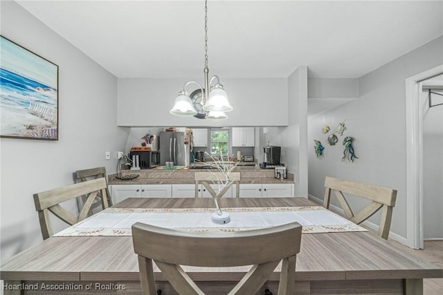 dining room with a notable chandelier