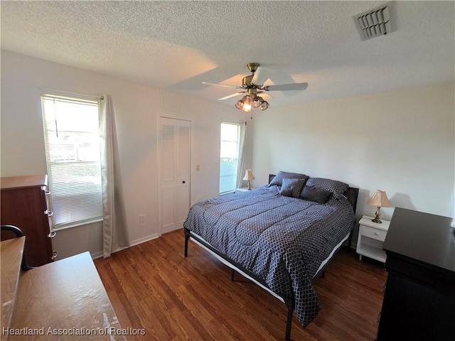 4730 Granada Blvd, Sebring, FL 33872 - bedroom featuring wood finished floors, a textured ceiling, and a ceiling fan