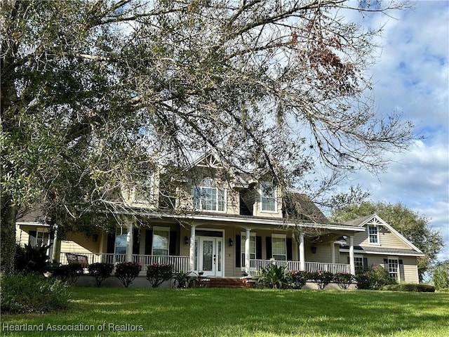 farmhouse inspired home featuring a front lawn