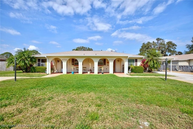 single story home featuring a front lawn