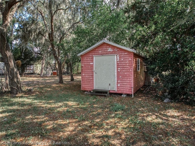 view of outdoor structure featuring a yard