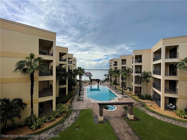 view of swimming pool with a yard