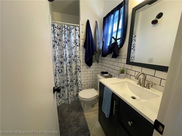 bathroom with tasteful backsplash, toilet, vanity, and a shower with curtain