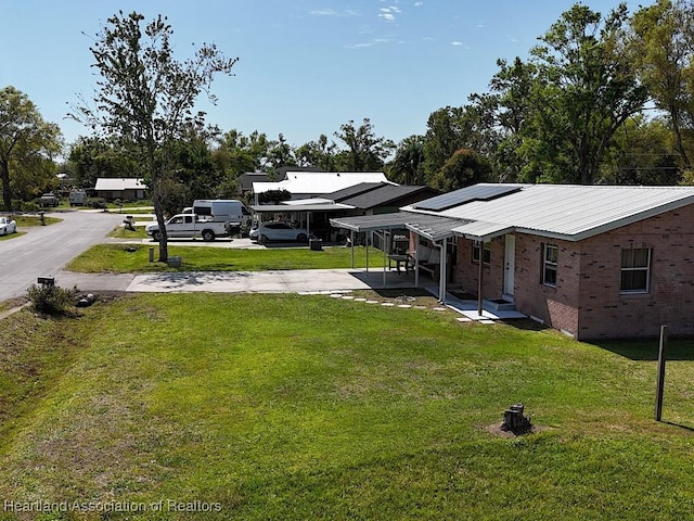 view of yard with driveway