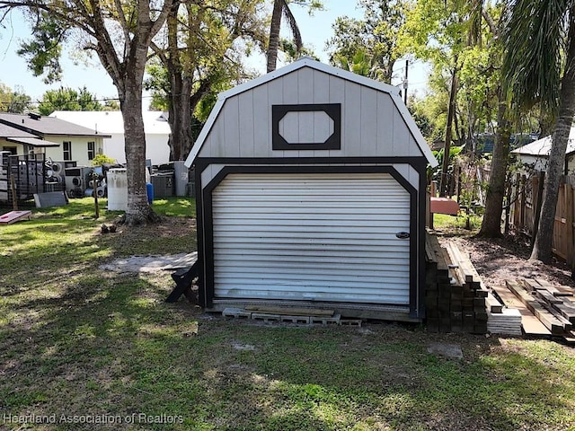 view of outdoor structure featuring an outdoor structure and fence