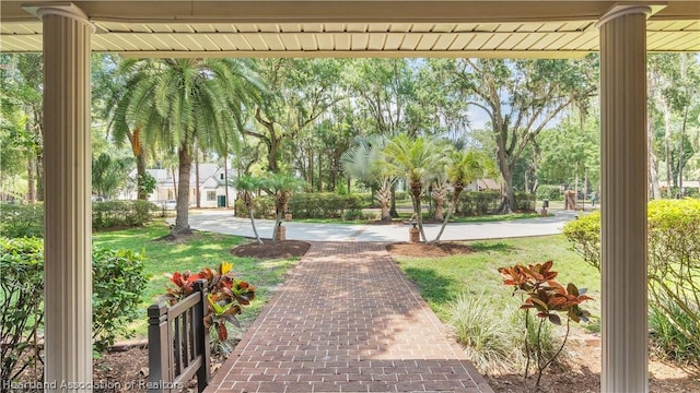 view of property's community featuring a lawn