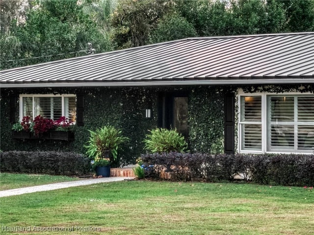 view of front of property featuring a front yard