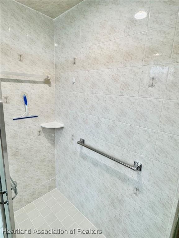 bathroom featuring a tile shower