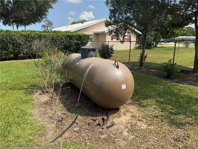 330 Sassafras Ave, Sebring, FL 33870 - exterior view of gas tank and fence