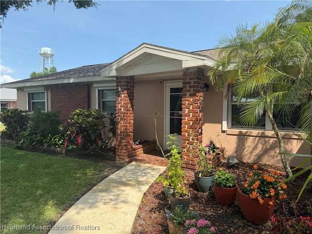 330 Sassafras Ave, Sebring, FL 33870 - view of front facade with a front yard and brick siding