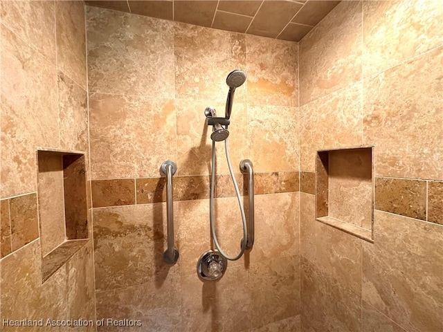 room details featuring tiled shower