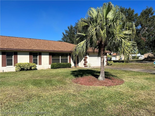 single story home with a front lawn