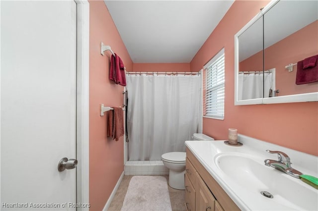 bathroom featuring toilet, a shower with shower curtain, vanity, baseboards, and tile patterned floors