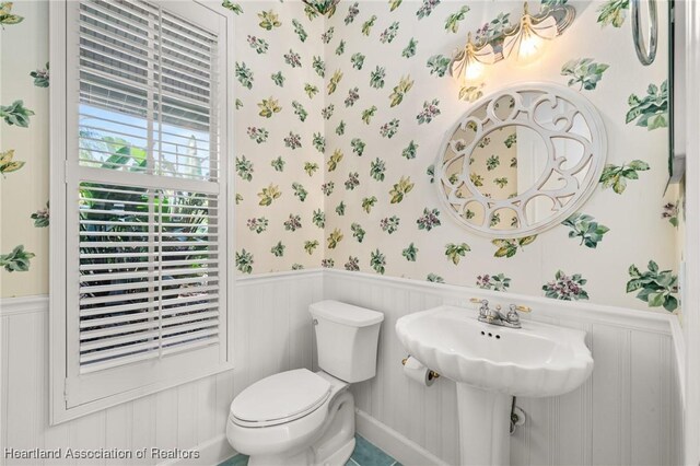 laundry area with washer and dryer, cabinets, and light tile patterned floors