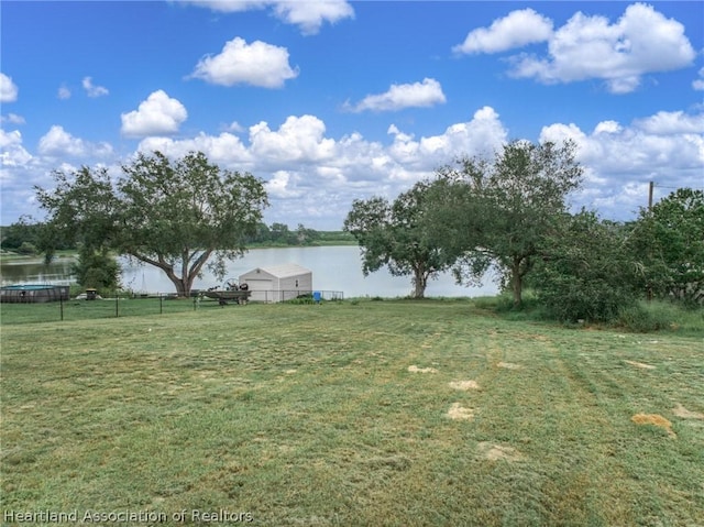 view of yard featuring a water view