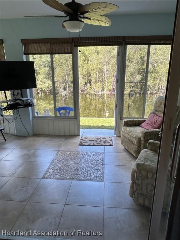 sunroom featuring a ceiling fan