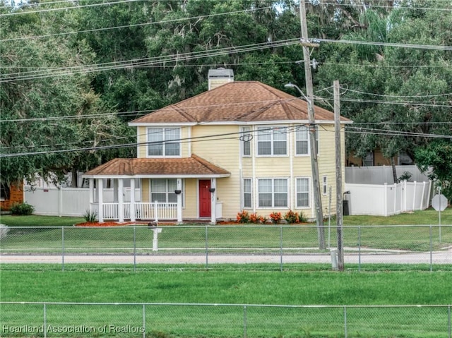 view of front of property featuring a front yard and a porch