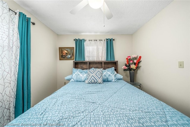 bedroom featuring ceiling fan and a textured ceiling