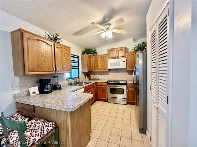 302 Whatley Blvd, Sebring, FL 33870 - kitchen featuring stainless steel appliances, a peninsula, tasteful backsplash, a sink, and ceiling fan