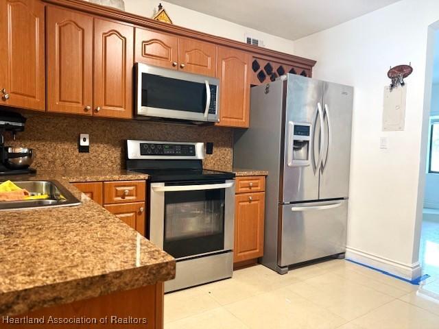 kitchen with tasteful backsplash, stainless steel appliances, and sink