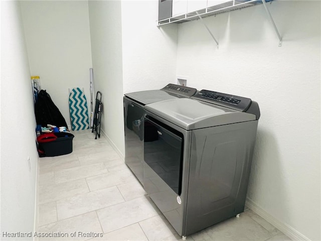 5310 Pebble Dr, Sebring, FL 33872 - laundry area with washing machine and clothes dryer and baseboards