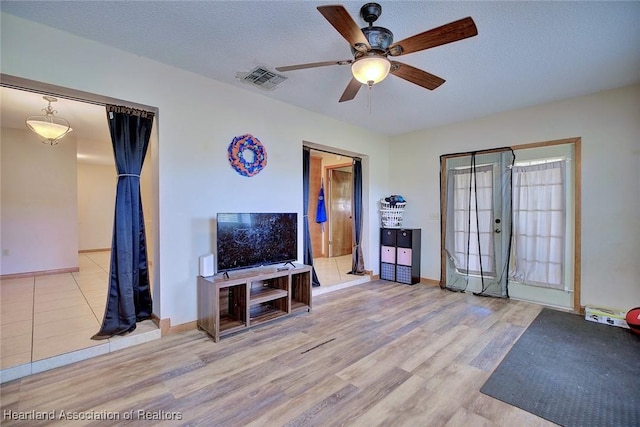 2211 Pinewood Blvd, Sebring, FL 33870 - interior space featuring wood finished floors, ceiling fan, baseboards, and visible vents
