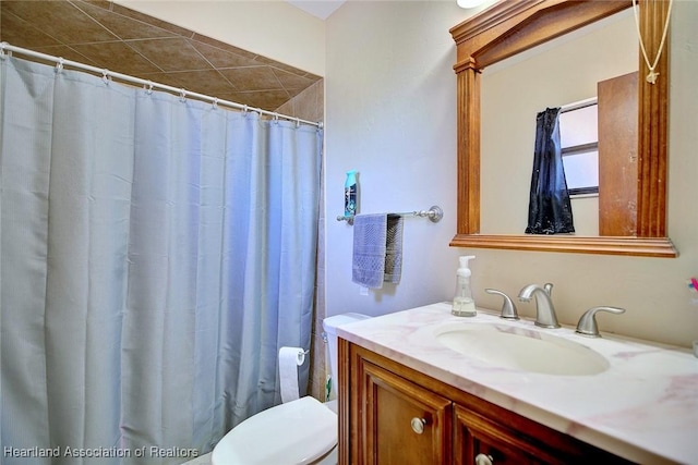 2211 Pinewood Blvd, Sebring, FL 33870 - full bathroom with toilet, vanity, and a shower with curtain