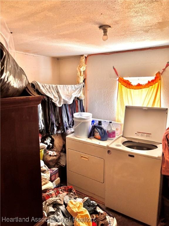 205 E Townsend St, Wauchula, FL 33873 - washroom featuring washer and clothes dryer and a textured ceiling