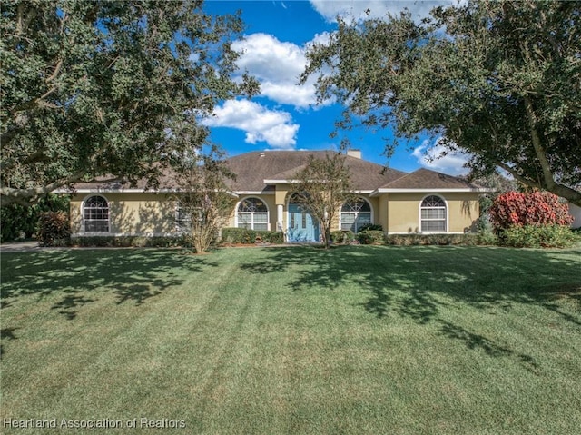 ranch-style home featuring a front lawn