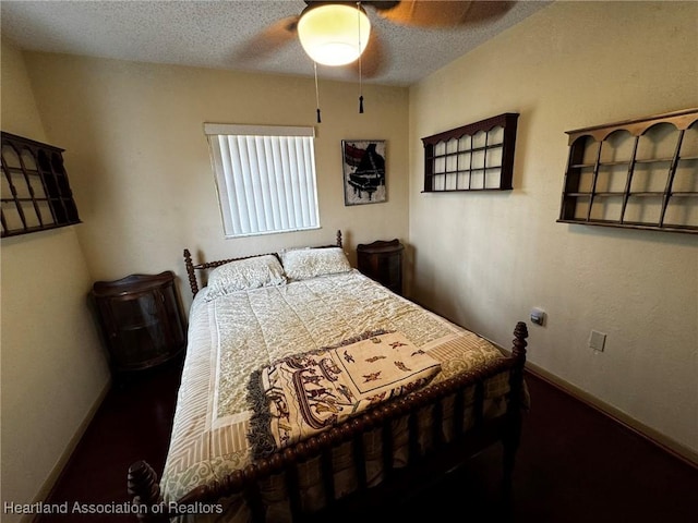 bedroom featuring ceiling fan and a textured ceiling