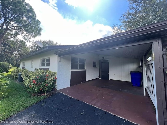 view of front facade with a carport