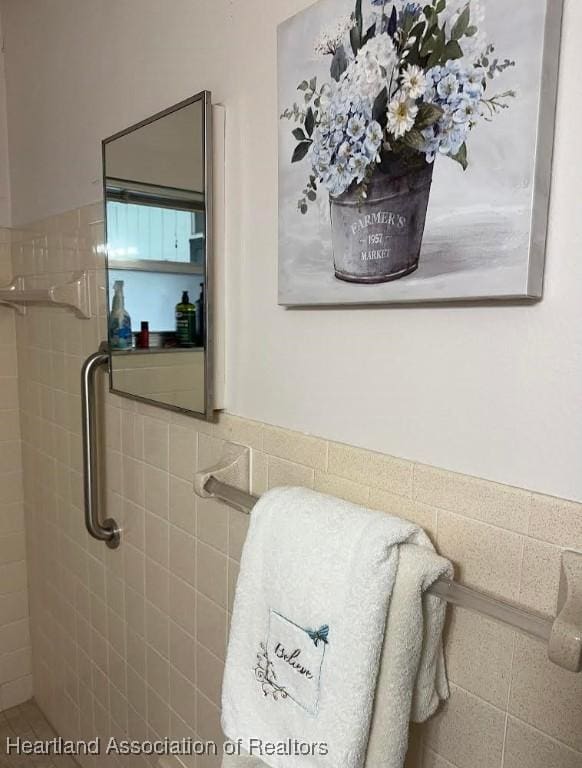 bathroom featuring tile walls