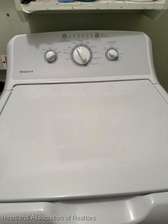 interior details featuring washer / clothes dryer