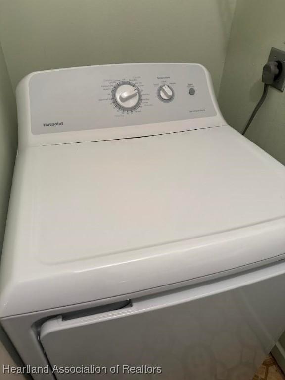 room details featuring washer / clothes dryer