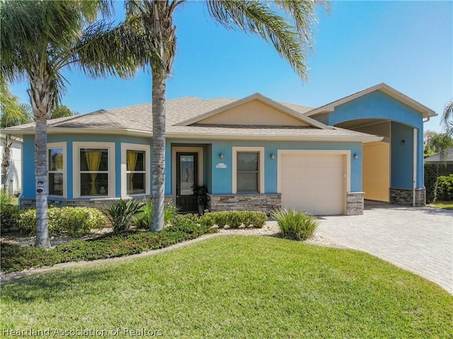 view of front of house featuring a garage and a front yard