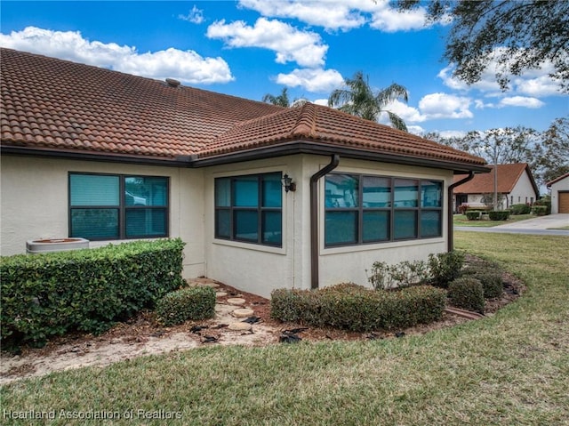 view of side of property featuring a lawn