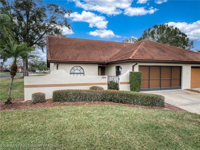 view of front of house featuring a garage and a front yard