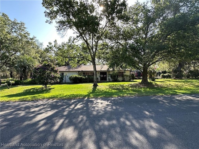 single story home featuring a front yard