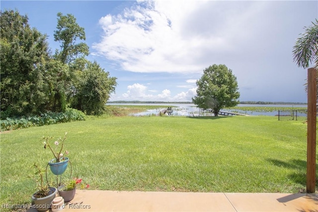 view of yard featuring a water view