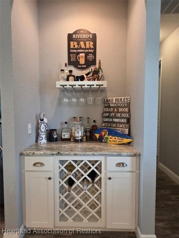 132 Red Water Pt, Lake Placid, FL 33852 - indoor dry bar with wood finished floors and a textured wall