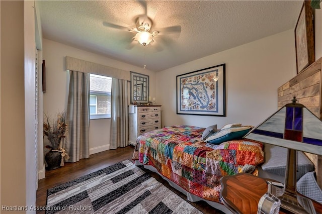 4212 Elson Ave, Sebring, FL 33875 - bedroom featuring a textured ceiling, wood finished floors, and a ceiling fan