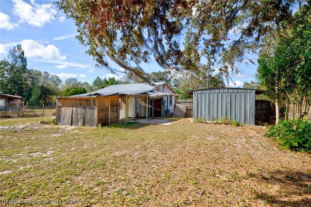 view of yard with an outdoor structure