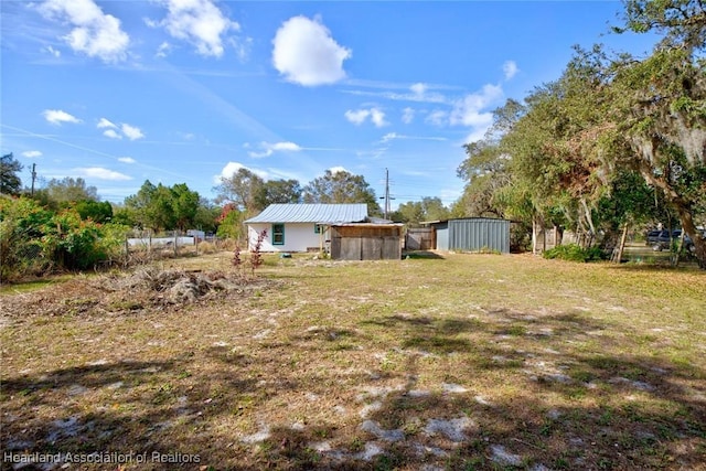 view of yard featuring a storage unit