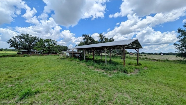 view of grassy yard featuring a view of countryside